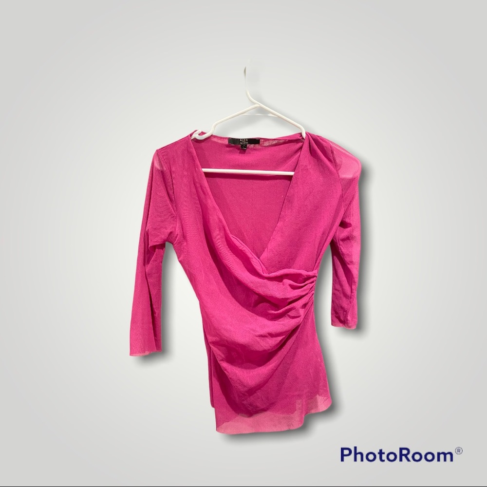 ALEX AND MARIE Fuchsia colored elbow length blouse. Small.
